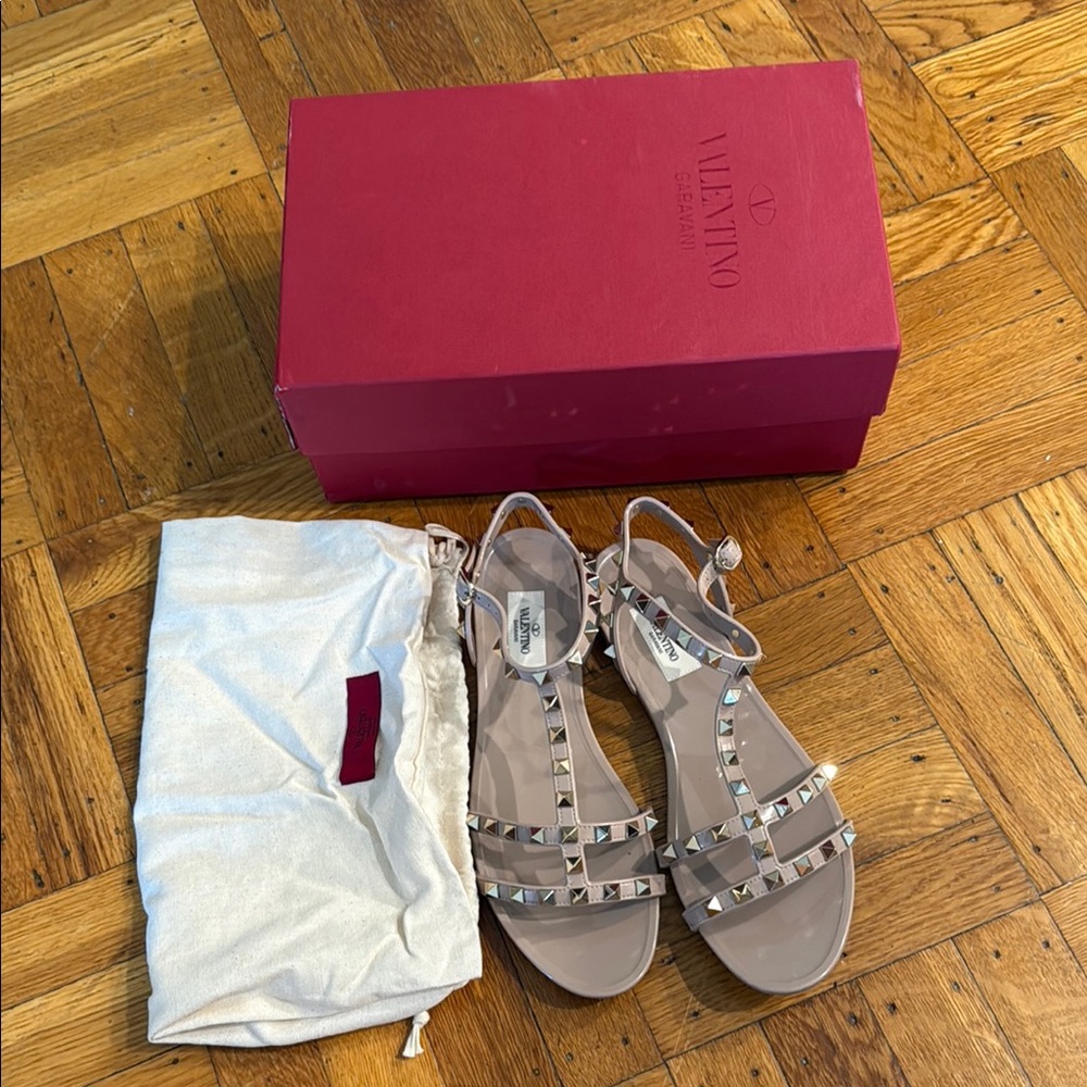 Valentino Garavani ROCKSTUD FLAT RUBBER SANDAL - Picture 2 of 6
